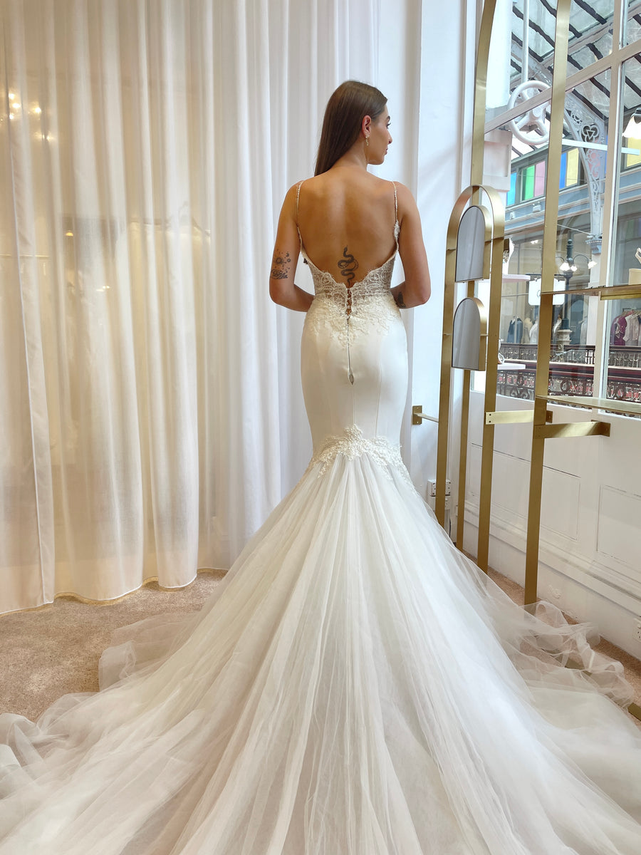 Naya Enzoani Sample Gown